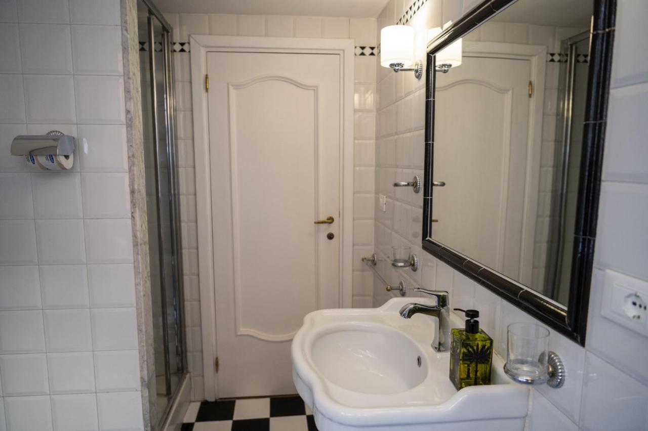 Artsy And Elegant Apartment Near Pantheon Рим Екстериор снимка
